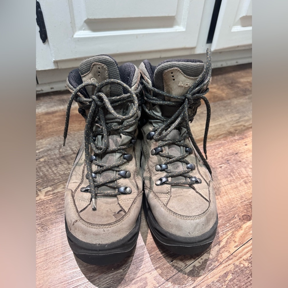 Women’s Lowa Renegade Hiking Boots. Size 8.5